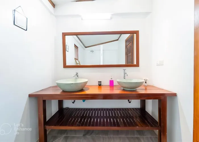 Beautiful 3 Bedroom Tropical Villa, With Pool Villa *